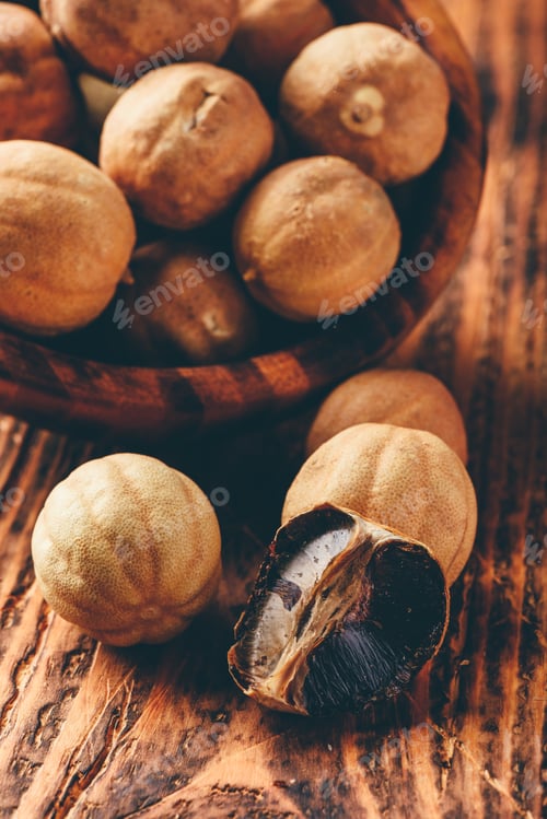 Preview: Dried limes on wooden table