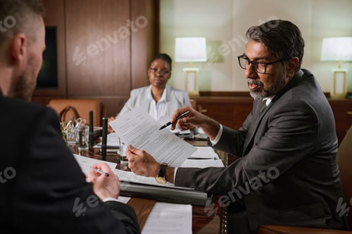 Vista previa: Explicar los puntos del contrato a un colega