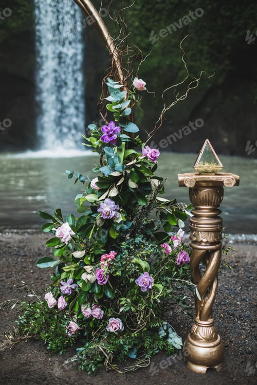 Visualização: Arco de casamento redondo de metal decorado com flores roxas e verdes na cachoeira Tibumana