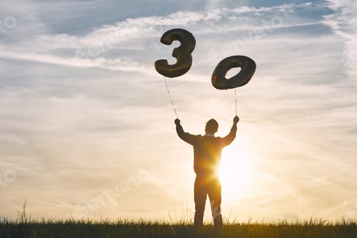 Vista previa: Man celebrates thirty years birthday