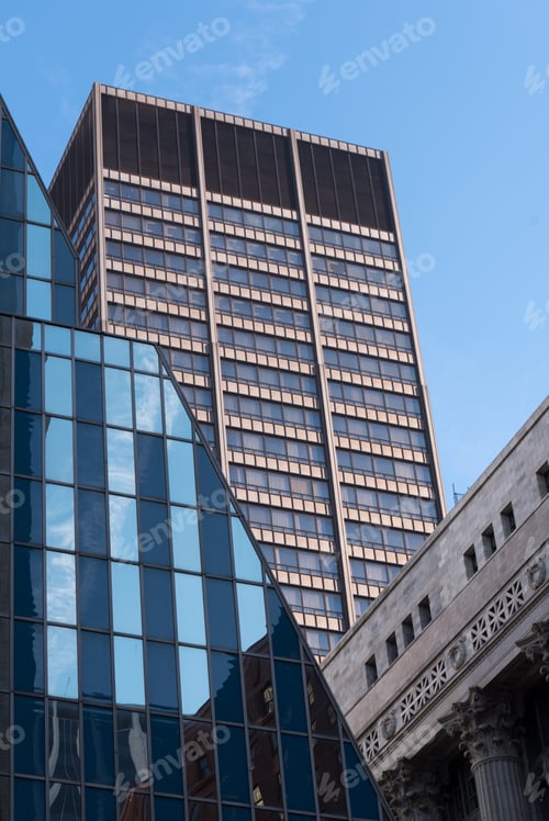 Preview: Large Building In Chicago Downtown View From A Street