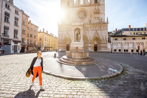 Preview: Woman traveling in Lyon