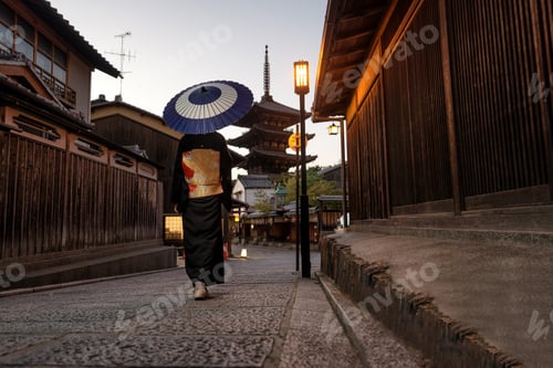 Preview: Asian woman with kimono walking at Yasaka Pagoda in Kyoto
