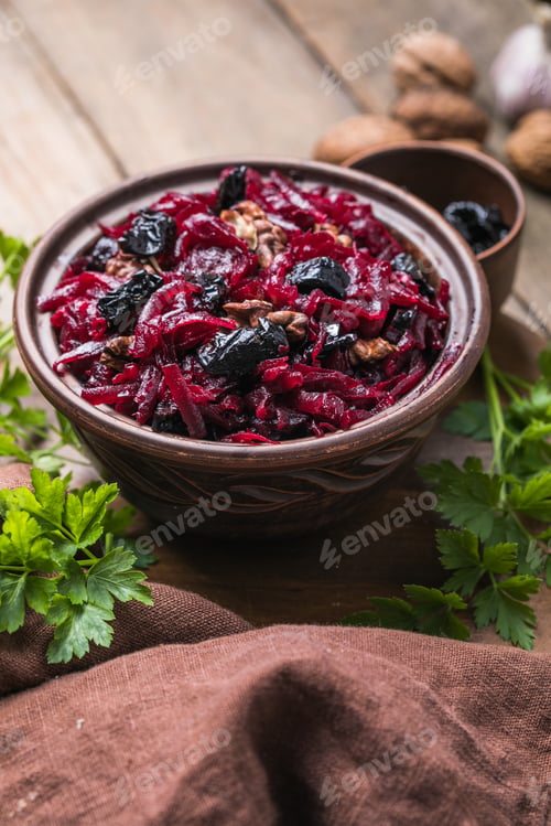 Preview: Christmas salad with beets, prunes and nuts