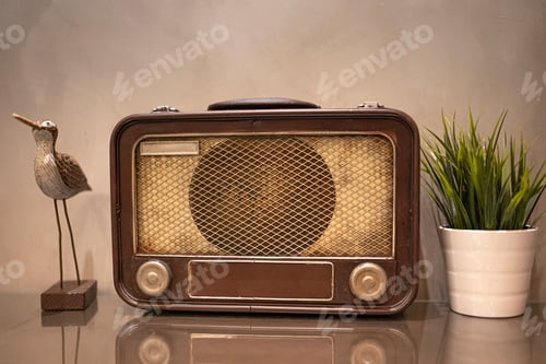 Preview: An antique radio on a table
