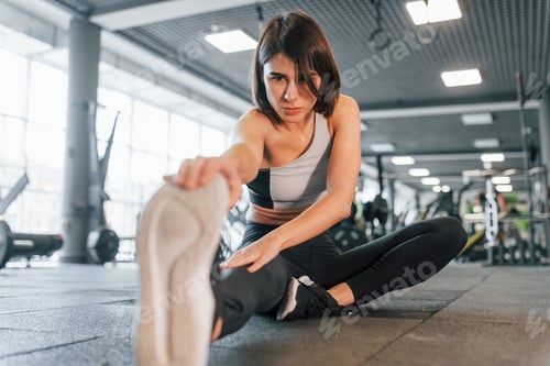 Preview: Woman in sportive clothes with slim body type is in the gym