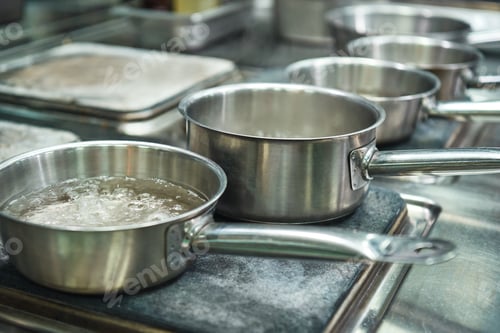 Vista previa: Next step. Close-up photo of boiling water in a metal pan for pasta cooking