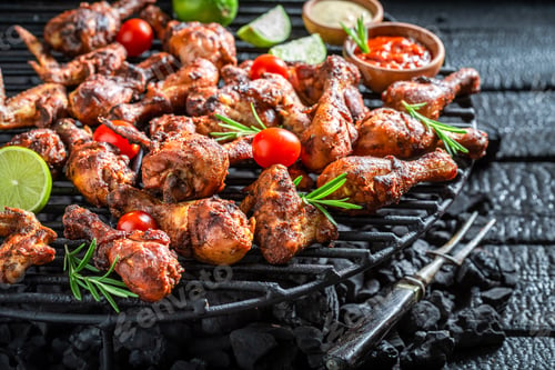Preview: Crispy roasted chicken wings with sauces and lime