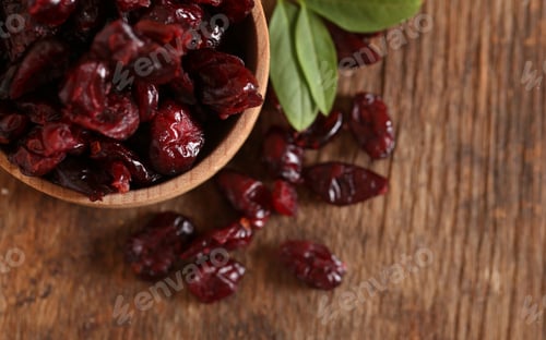 Preview: Dried Cranberries in Bowl with Fresh Green Leaves