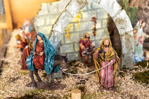 Preview: Religious figures of nativity scene at Christmas.