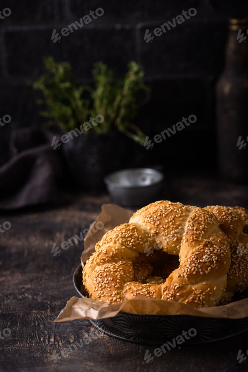 Preview: Traditional Turkish bagel simit with sesame