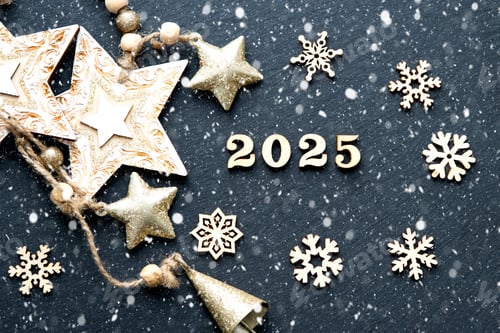 Visualização: Feliz Ano Novo Letras de madeira e os números 2025 em fundo preto festivo com lantejoulas, estrelas,