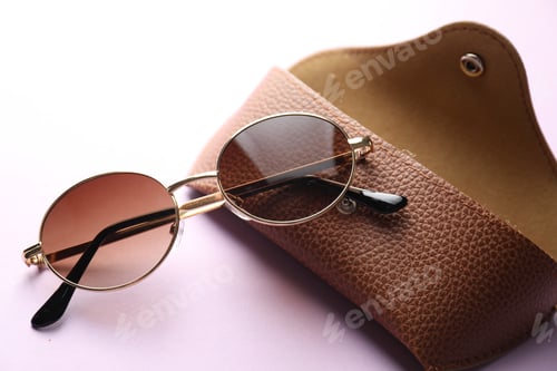 Preview: Case with stylish glasses on violet background, closeup