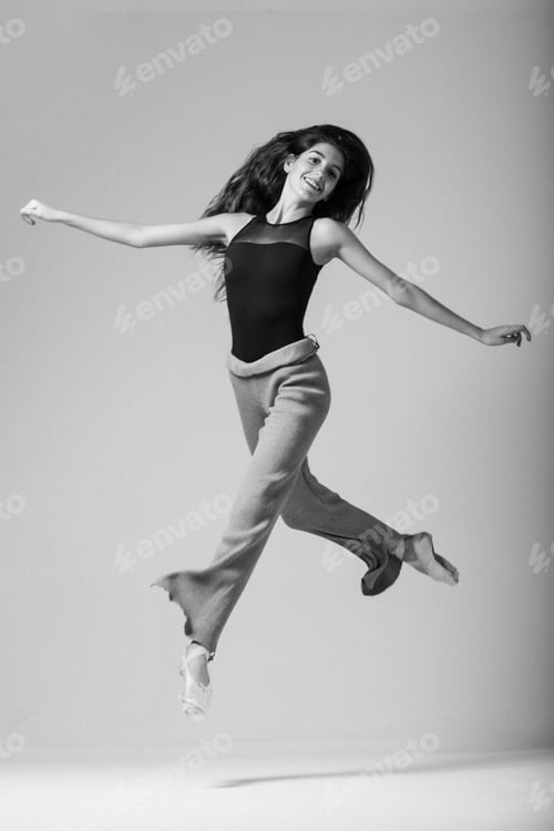 Preview: Dancer in photography studio.