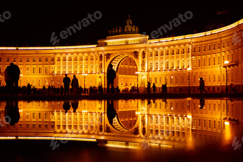 Preview: Silhouette of people at Dvortsovaya square in Saint Petersburg at night