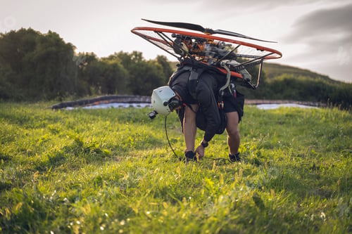 Preview: Young man, wearing a white helmet with an Action Cam on it, gets ready to fly with the Powered Parag