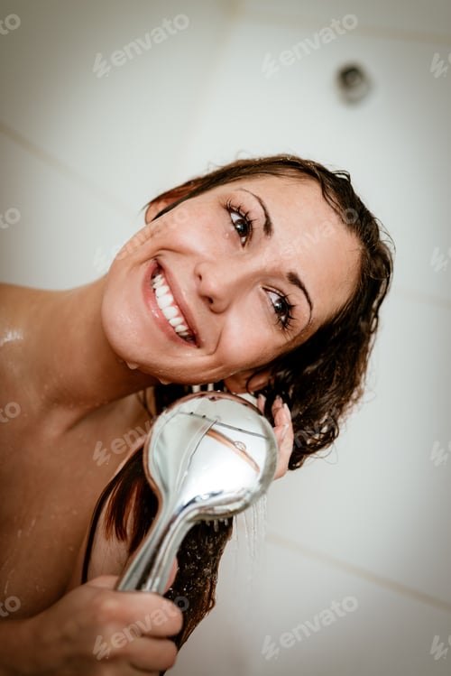 Visualização: Menina lavando o cabelo