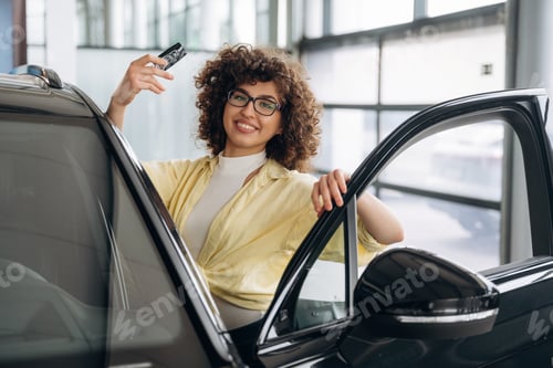 Preview: Pretty woman is in the car retail shop