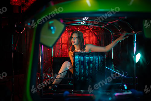 Vista previa: Asian young models pose for photoshoots, Women with the brilliant city lights theme