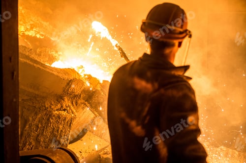 Preview: Steelworker when pouring liquid metal from tanks in the molds