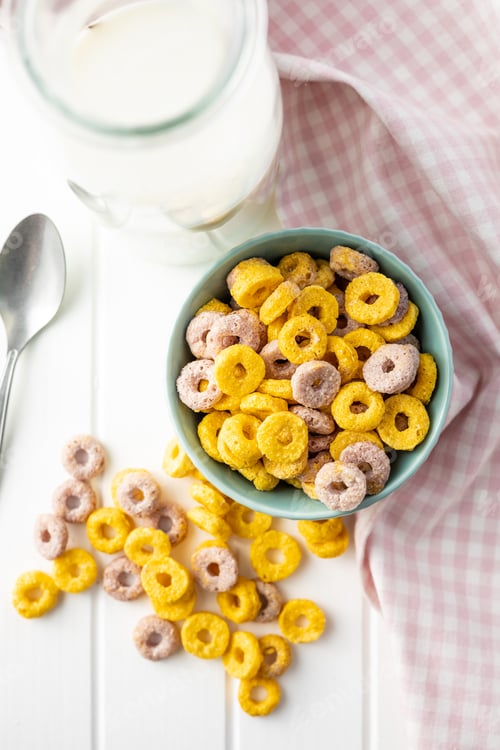 Preview: Colorful cereal rings in bowl.