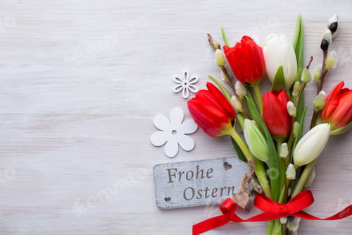 Preview: Red tulips, spring flowers and Easter decoration.