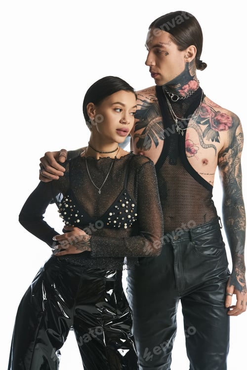 Preview: Ink and style: young couple stands together