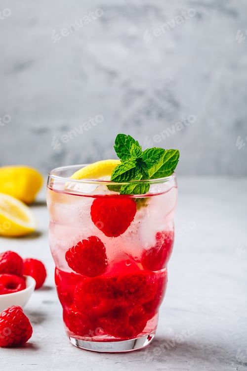 Vista previa: Bebida fría de limonada de frambuesa con menta en vaso.