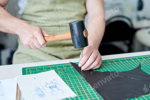 Preview: Master working with leather