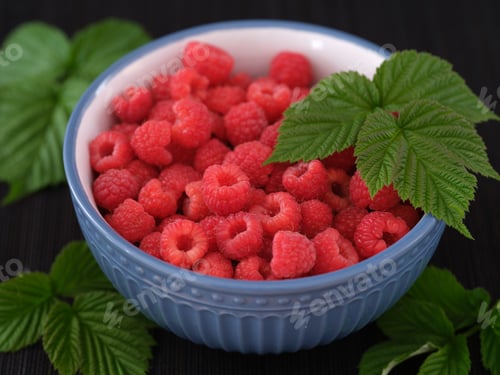 Preview: Fresh organic raspberries in a bowl