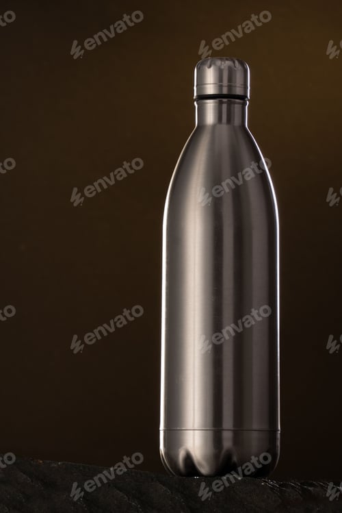 Preview: Isolated shot of a copper water bottle, illuminated by a soft light against a dark background