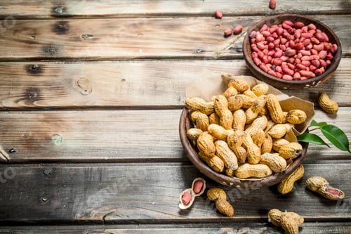 Preview: Inshell peanuts and peeled in the bowls.