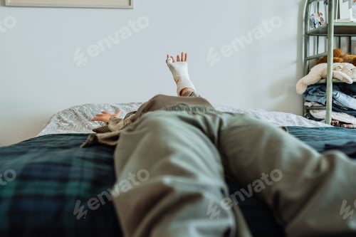 Preview: Teen girl with broken arm in bedroom