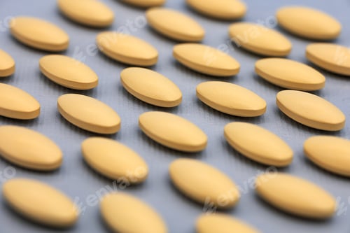 Preview: oval-shaped tablets lie on a contrasting background