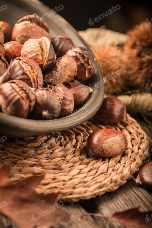Preview: Roasted chestnuts and leaves