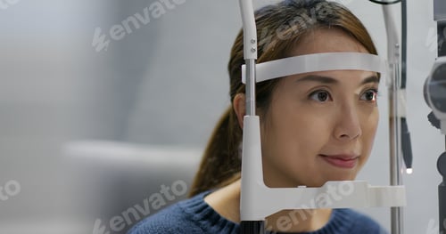 Preview: Woman checks her eyes in clinic