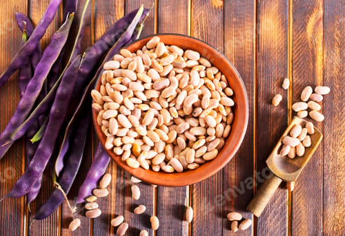 Preview: Close-up image of a large pile of white kidney beans, also known as cannellini beans.