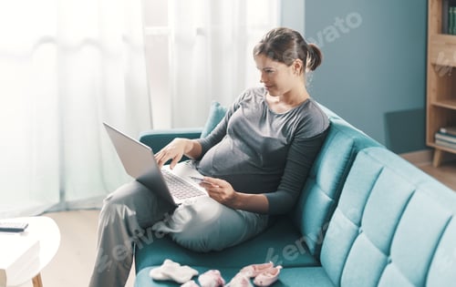Preview: Pregnant woman doing online shopping
