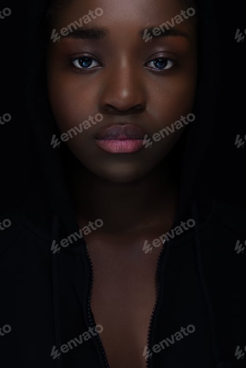 Preview: Face of a confident and beautiful woman with dark skin and cool attitude