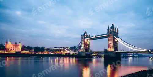Preview: Illuminated Tower Bridge in London at night.