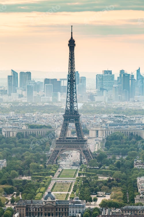 Vista previa: skyline of Paris with Eiffel Tower at sunset in Paris, France