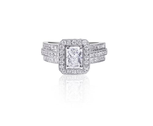 Vista previa: Anillo de compromiso grande con diamantes de talla esmeralda
