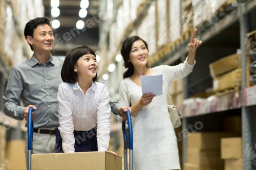 Preview: Happy Chinese family shopping