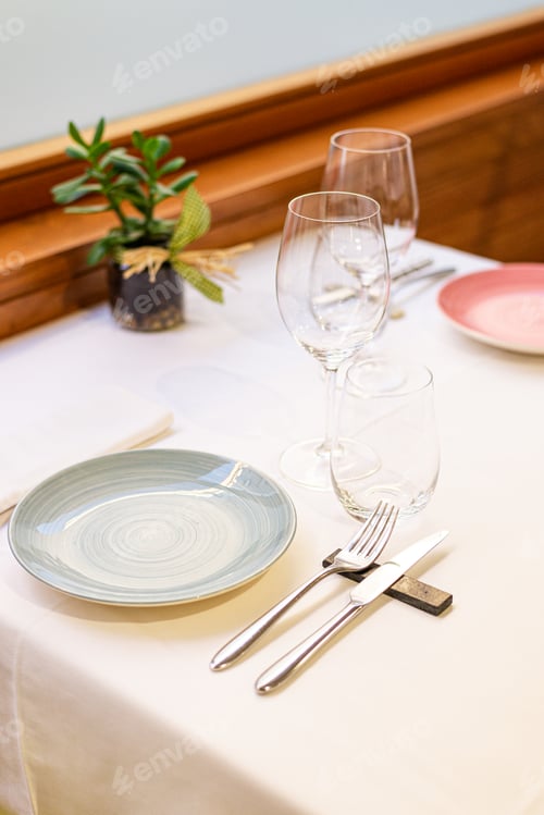 Preview: Table for two on a restaurant