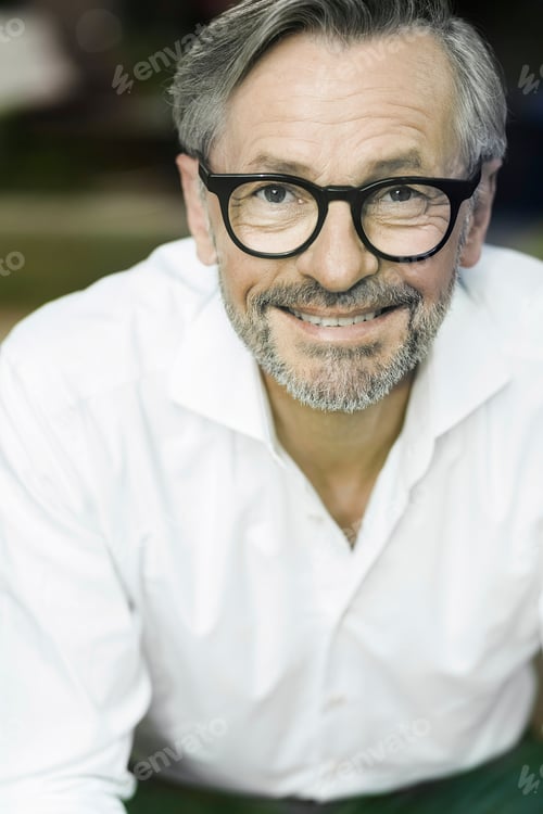 Preview: Portrait of smiling man with grey hair and beard wearing spectacles