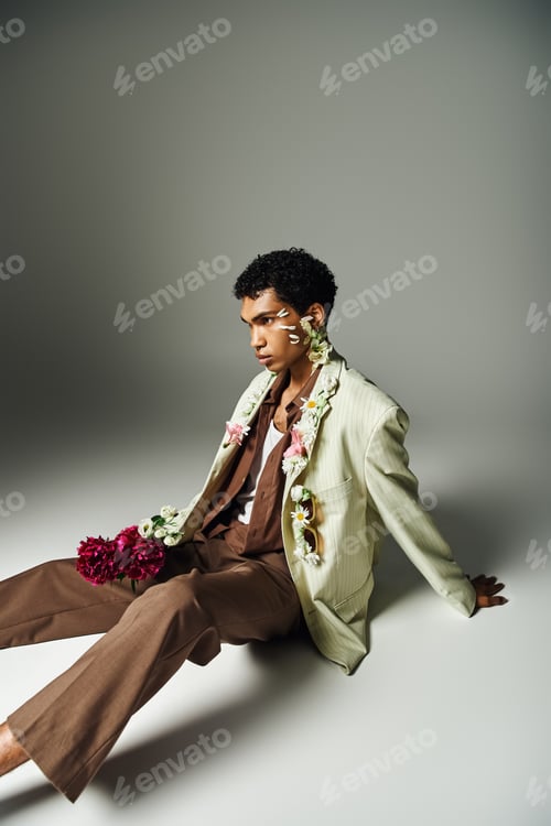 Preview: Floral fashion in a modern portrait