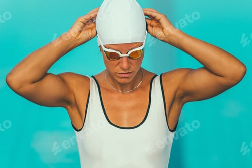 Preview: Female swimmer prepraing for race