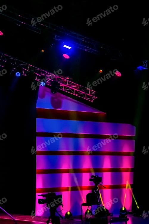 Preview: Vertical shot of lights on the stage