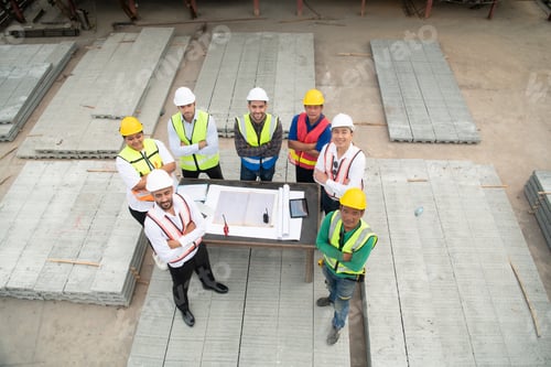 Preview: Construction engineers, architects, and foremen form a group. Participate in a meeting