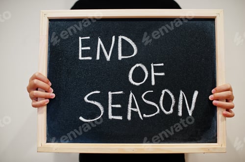 Visualização: Fim da temporada escrito no quadro-negro. Conceito de sexta-feira negra. Boy hold board.